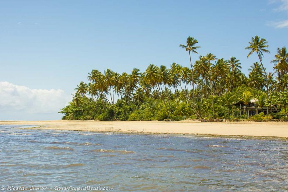 Imagem das belezas naturais da Praia de Bainema.